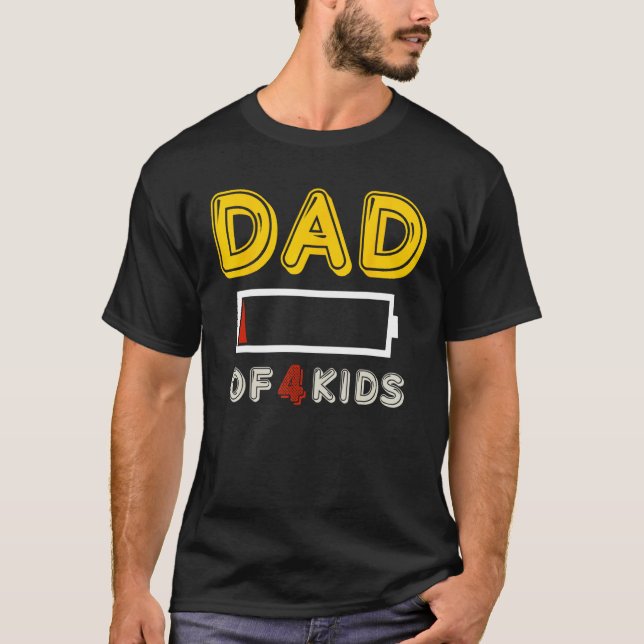 Camiseta Dad Of 4 Kids Full Battery   Funny Father's Day Ti (Frente)