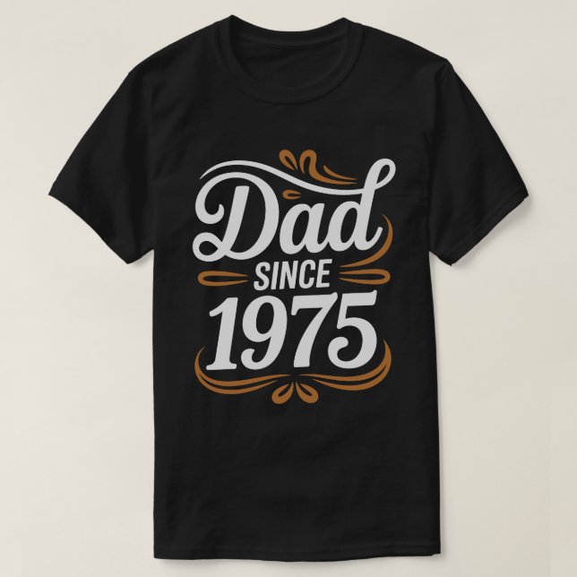 Camiseta Dad Since 1975 Calligraphy Tee (Frente do Design)