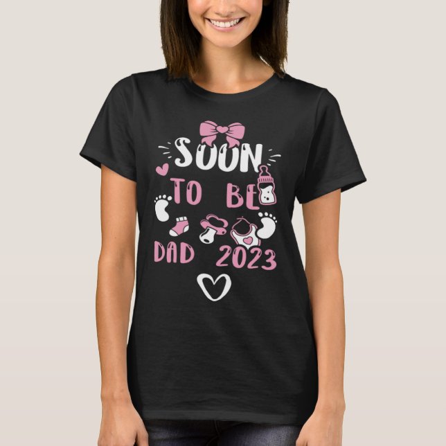 Camiseta Dad Soon To Be Dad 2023  Baby Girl Sayings (Frente)