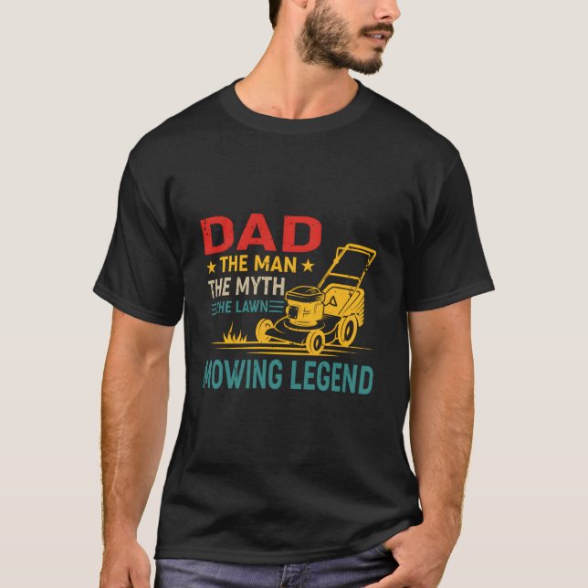 Camiseta Dad The The Myth The Lawn Mowing Legend (Frente)