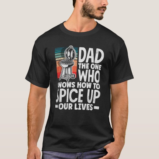 Camiseta Dad Who Knows How To Spice Up Our Lives Father's D (Frente)