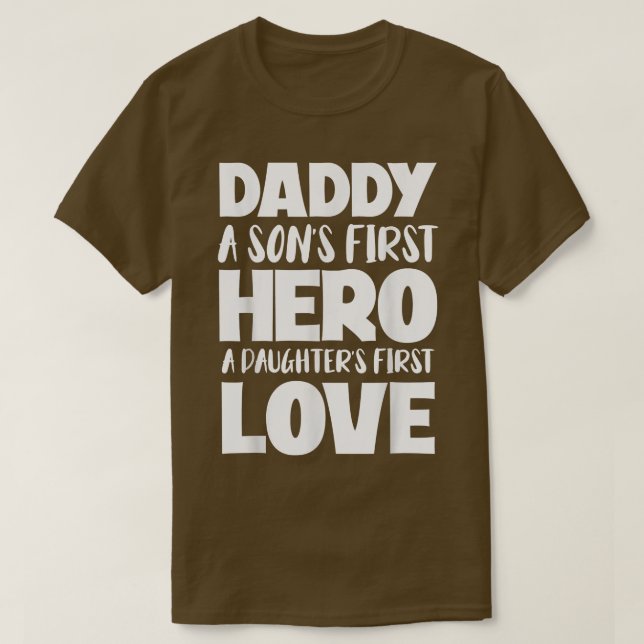 Camiseta Daddy A Sons First Hero A Daughters First Love Fat (Frente do Design)