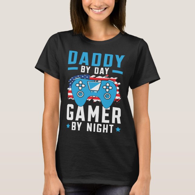 Camiseta Daddy By Day Gamer By Night Gaming Dad Fatherhood  (Frente)