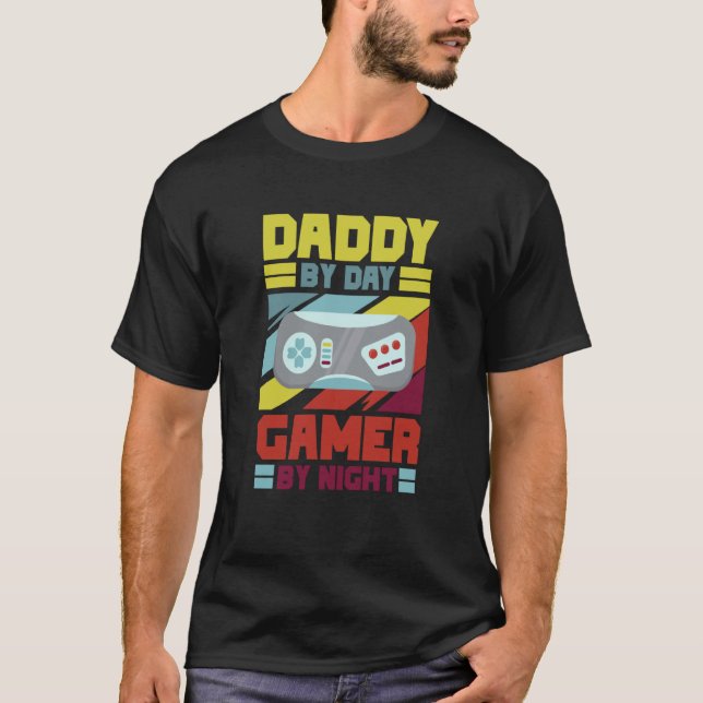 Camiseta Daddy by Day Gamer By Night Loves Playing Video Ga (Frente)