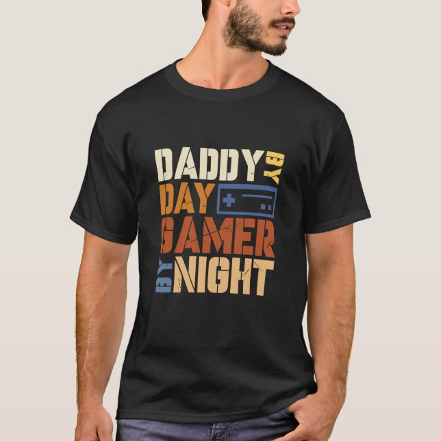 Camiseta Daddy by Day Gamer By Night Loves Playing Video Ga (Frente)