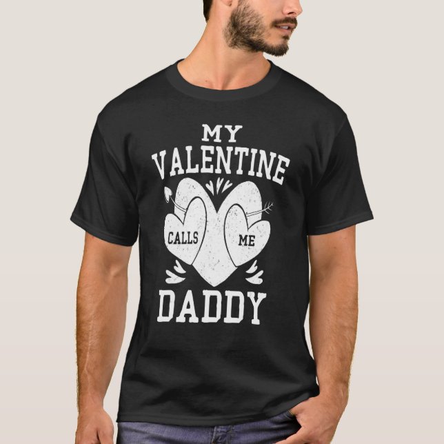 Camiseta Daddy Valentines Day Shirt, My Valentine Calls Me  (Frente)