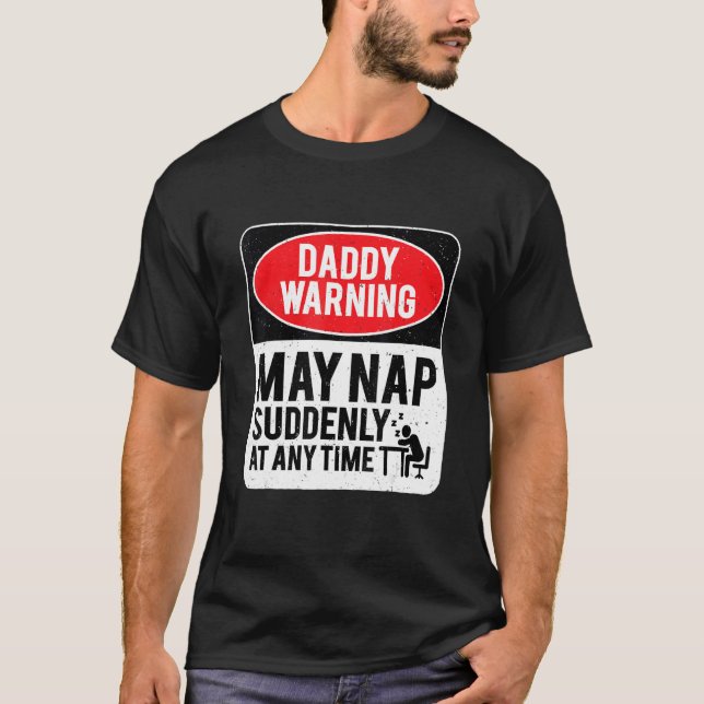 Camiseta Daddy Warning May Nap Suddenly At Any Time, Sarcas (Frente)