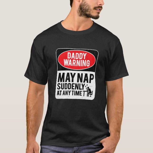 Camiseta Daddy Warning May Nap Suddenly At Any Time, Sarcas (Frente)