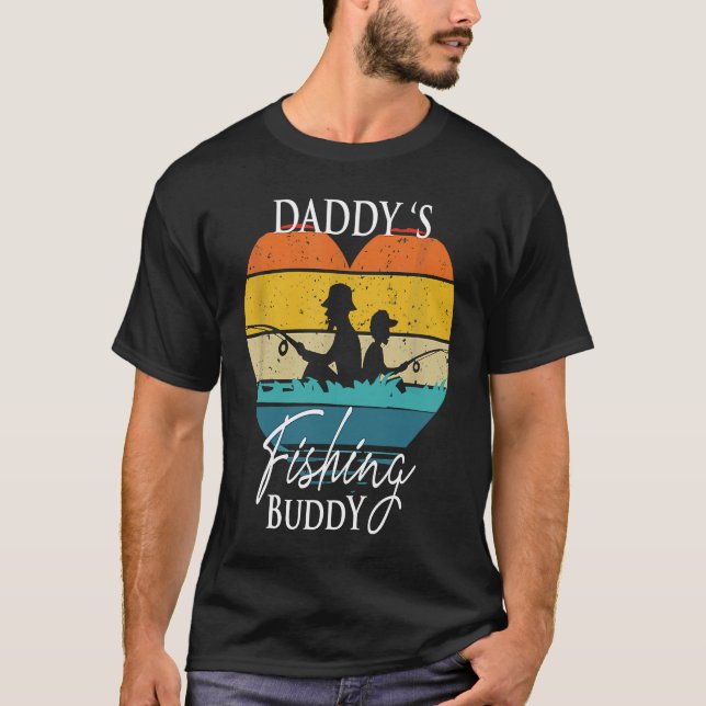 Camiseta Daddy's Fishing Buddy  Retro Dad Son For Fisherman (Frente)