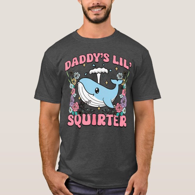 Camiseta Daddy's Lill Squirter Inappropriate Unhinged Humor (Frente)