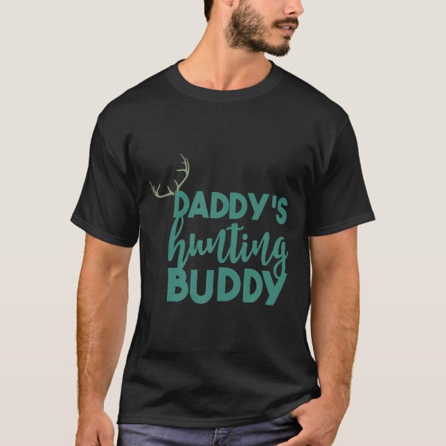 Camiseta Daddys Little Hunting Buddy Padre E Filho Caçando (Frente)