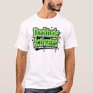 Camiseta Daditude Ativado – Texto em Bloco Desgastado
