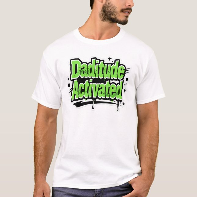 Camiseta Daditude Ativado – Texto em Bloco Desgastado (Frente)