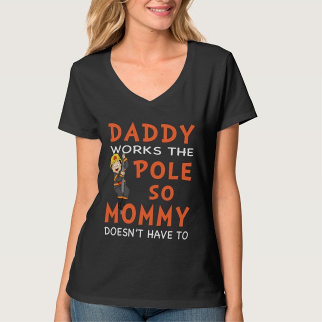 Camiseta Dady Works The Pole So My Momy Doesn t Have To Fir (Frente)