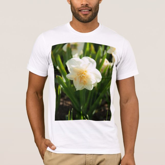 Camiseta Daffodilos brancos grandes em um primavera dia (Frente)