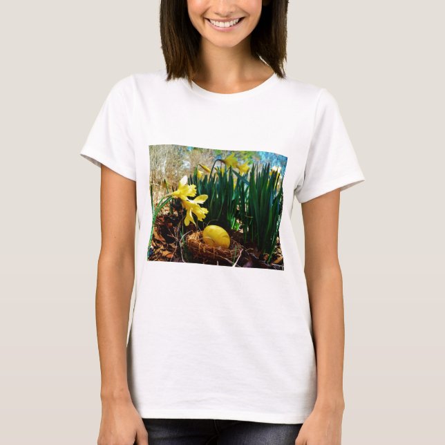 Camiseta Daffodils Amarelos e um ovo de Páscoa Amarelo (Frente)