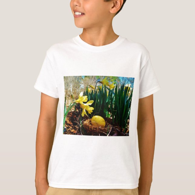 Camiseta Daffodils Amarelos e um ovo de Páscoa Amarelo (Frente)