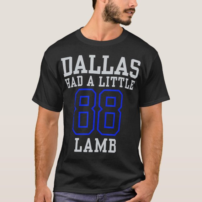 Camiseta Dallas Tinha Um Pequeno Design De Esporte De Lamb (Frente)