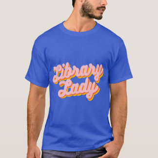 Camiseta Dama da Biblioteca Retro em Design Rosa família