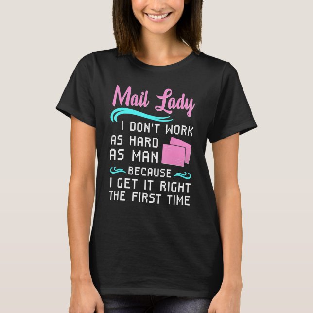 Camiseta Dama de Correio Não Trabalho Como Duro Como Posto  (Frente)