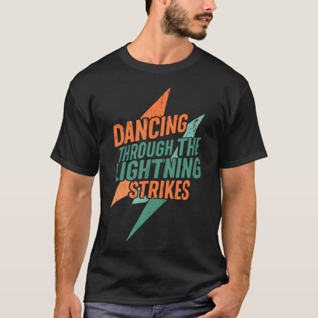 Camiseta Dançando Através dos Relâmpagos (Frente)