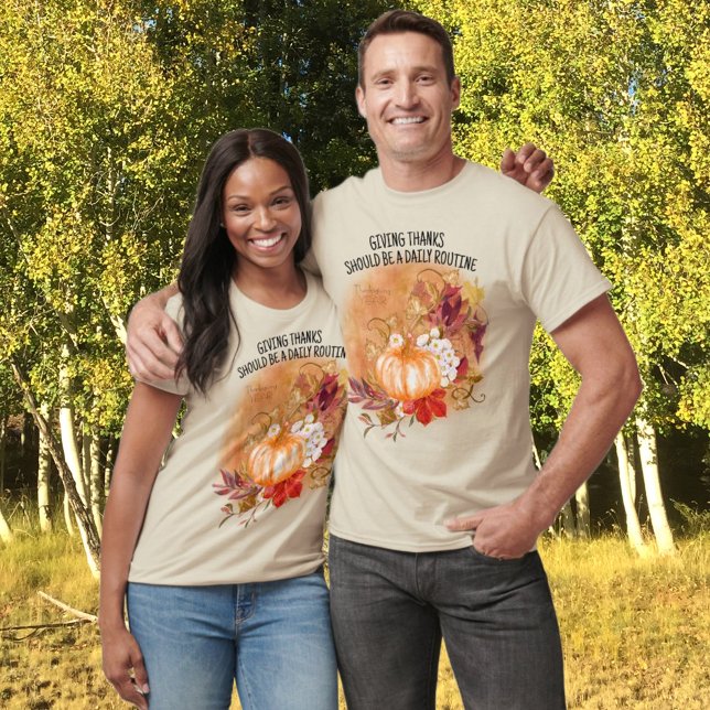 Camiseta Dando Obrigados com Folhas de outono de Abóbora (Surprise your Thanksgiving guests with a holiday t-shirt. Change or remove the template text year.)