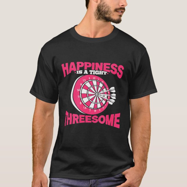 Camiseta Dardo Jogador Engraçado Felicidade É Um Três Apert (Frente)