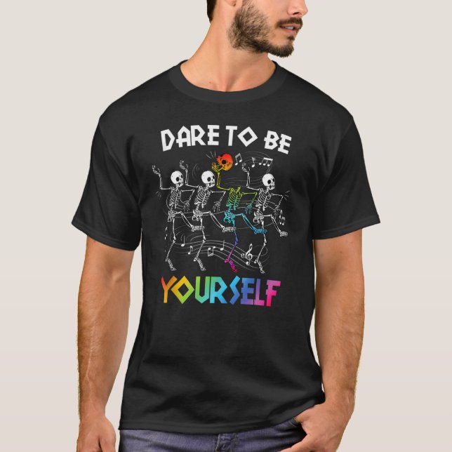 Camiseta Dare To Be LGBT Pride Yourself Rainbow Skeleton Da (Frente)
