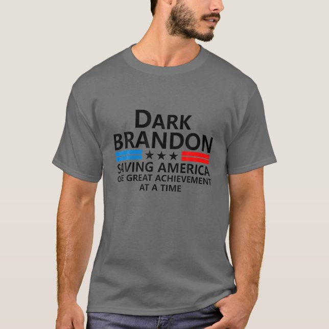 Camiseta Dark Brandon Pro Biden Salvando a América Flag Ach (Frente)