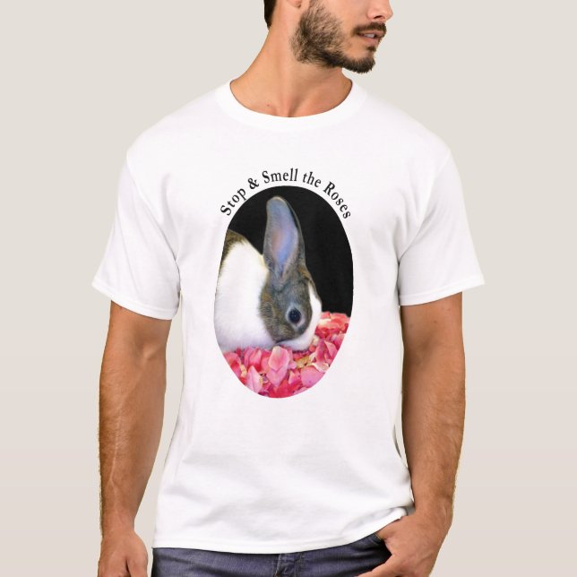 Camiseta Das mulheres de cheiro dos rosas do coelho (Frente)
