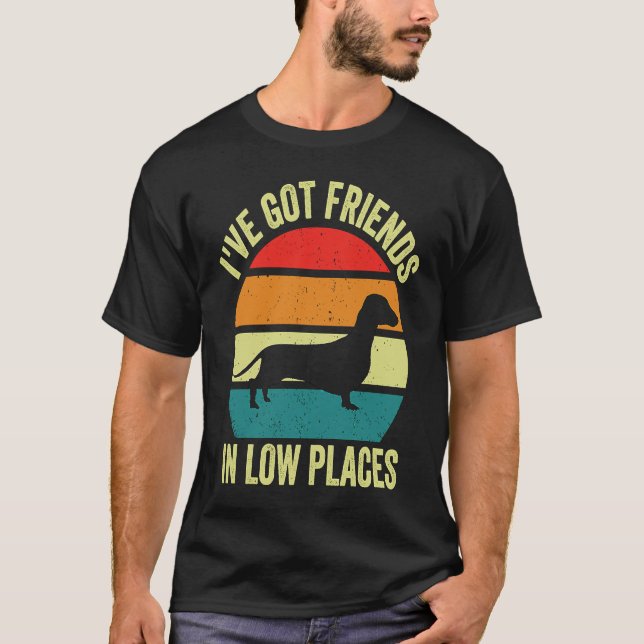 Camiseta Daschund I've Got Friends In Low Places Wiener Dog (Frente)