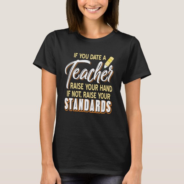 Camiseta Data Um Professor Eleva Padrões Citação Divertida  (Frente)