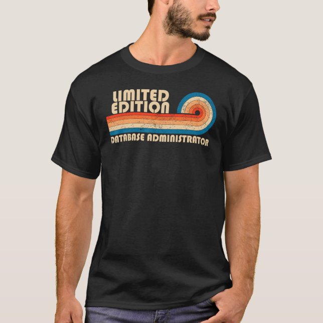 Camiseta DATABASE ADMINISTRATOR Funny Job Profissão de Títu (Frente)