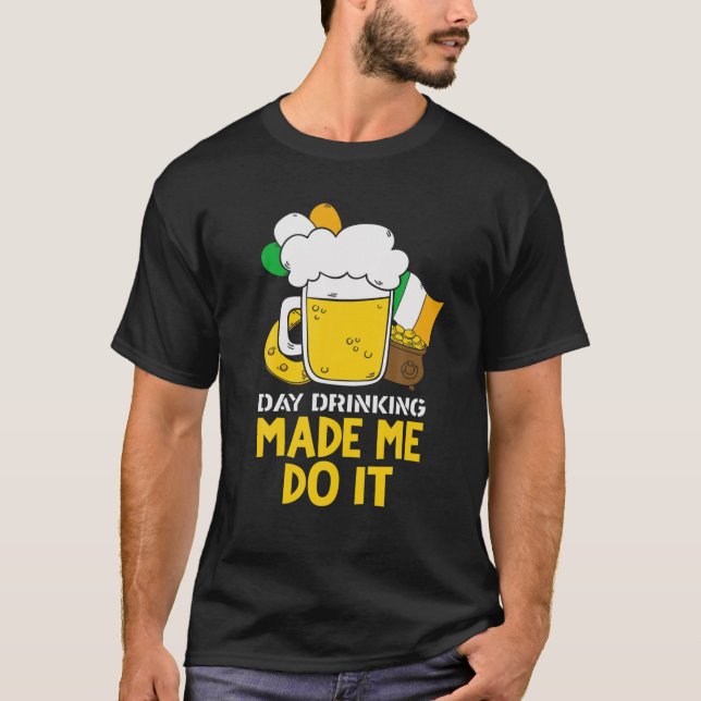 Camiseta Day Drinking Made Me Do It Funny St Patricks Graph (Frente)