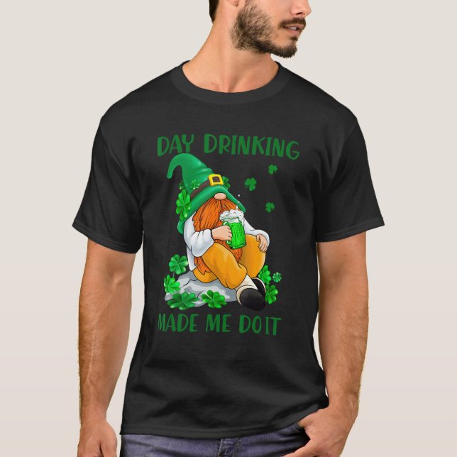 Camiseta Day Drinking Made Me Do It Irish Gnome St Patrick  (Frente)