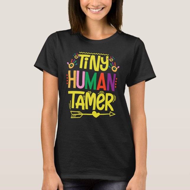 Camiseta Daycare Tiny Human Trainer Childcare Provider Nurs (Frente)