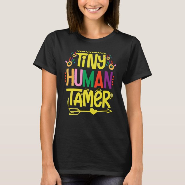 Camiseta Daycare Tiny Human Trainer Childcare Provider Nurs (Frente)