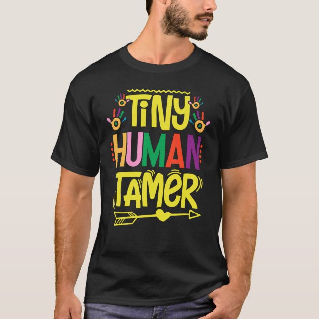 Camiseta Daycare Tiny Human Trainer Childcare Provider Nurs (Frente)