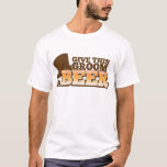 Camiseta DÊ a ESTE NOIVO uma cerveja do casamento do<br><div class="desc">DÊ a ESTE NOIVO um design da cerveja do casamento do casamento da CERVEJA da loja da cerveja</div>