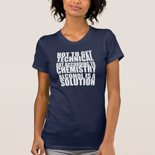 Camiseta De acordo com a química, o álcool é uma solução (Frente)