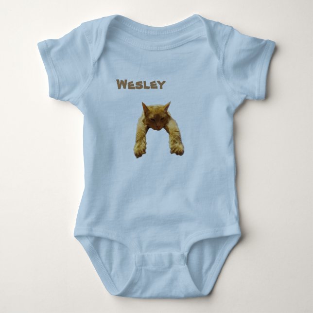 Camiseta de Bebê Nome Wesley Com Gato Preguiçoso (Frente)