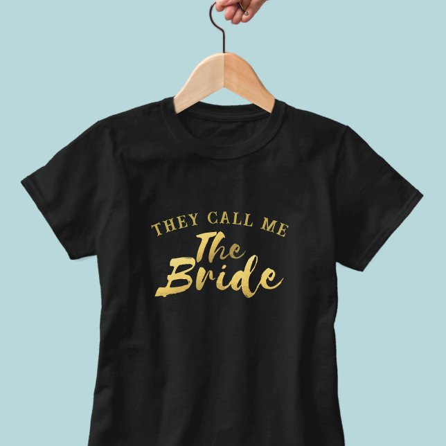 Camiseta de casamento com escrita em ouro falso pa (A fun shirt to wear at your bachelorette party. They call you The Bride!)