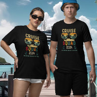 Camiseta de cruzeiro em grupo retro fazendo memóri