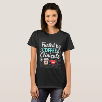 Camiseta de Enfermeira Alimentada por Café e Caos