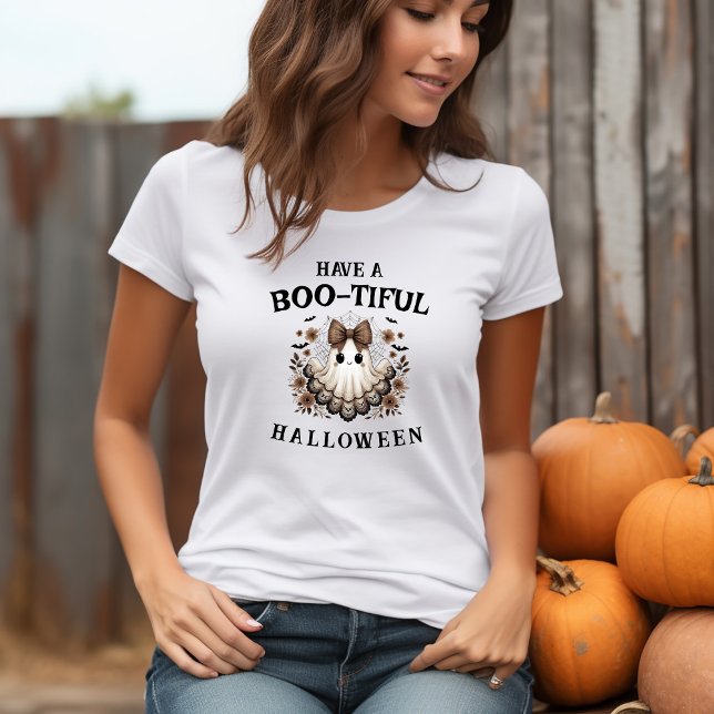 Camiseta de Halloween Boho Fofa de Fantasma (Have a Boo-tiful Halloween Cute Boho Ghost Shirt with bats)