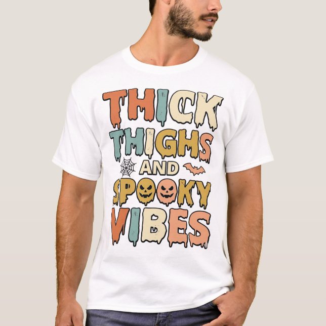 Camiseta de Halloween Thick Thighs e Spooky Vibes_ (Frente)