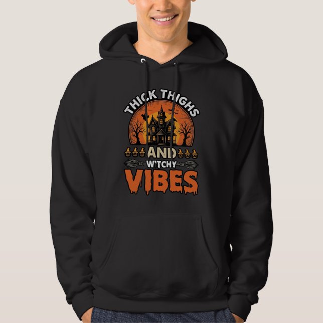 Camiseta de Halloween Thick Thighs Witchy Vibes_1 (Frente)
