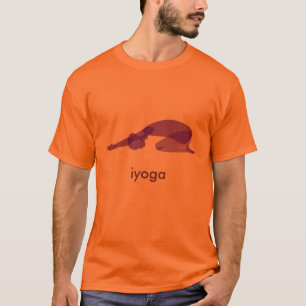 Camiseta de ioga laranja e roxa.