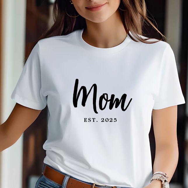 Camiseta de Mãe Recém-Estabelecida em Letra Preta  (Mom Established Year Simple Minimal Script Typography White T-Shirt)