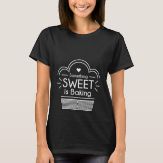 Camiseta de Maternidade Algo Doce Está Assando